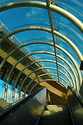 포토 JPG 해외이미지 구름 산업 길 이동 곡선 사다리 모션 유리 하늘 추상 미래 사람 사람없음 파란색 빛 계단 도시 보행자 터널 전철 승차 엘리베이터 속도 대문 상승 리프트 에스컬레이터 승객 방패 굴곡 방법 해외202004 해외포토 자연요소 선 육상교통 컬러 컨셉 무늬 재질 대중교통 문 도구 파일형식 이미지허브