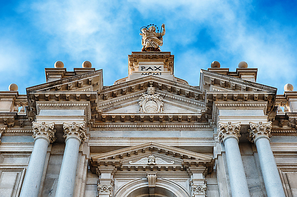 포토 JPG 해외이미지 유럽 종교 시계 건축양식 거리 사람없음 내부 건물 파란색 성당 교회 탑 이탈리아 종 역사 축복 심볼 정사각형 신성 묵주 천연기념물 바실리카 보호구역 사당 순례 신앙심 옛날 해외202004 해외포토 도형 건축물 건축 나라 컬러 컨셉 종교용품 종교건축 구역 파일형식 이미지허브