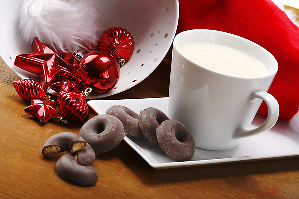 포토 JPG 해외이미지 나무 전통 접시 계절 음료 음식 크리스마스 겨울 유리 탁자 휴가 디저트 사람없음 장식 컵 빨간색 산타클로스 쿠키 초콜릿 우유 흰색 대접 황금 달콤 굽기 해외202004 해외포토 식물 식기 기념일 컬러 가구 재질 유제품 맛 구이 파일형식 이미지허브