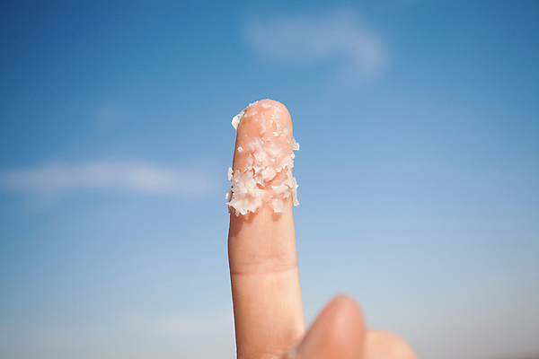 포토 JPG 해외이미지 음식 백그라운드 재료 손가락 자연 하늘 건강 사람없음 야외 치료 파란색 약 얼음 스파 목욕 흰색 가리킴 조미료 맛 낟알 크리스탈 향신료 묘사 질감 소금 결정체 테라피 내추럴 돌봄 식용 짠맛 해외202004 해외포토 자연요소 손 컬러 컨셉 의학 모션 손짓 뷰티 청결 광석 생태계 향미료 파일형식 이미지허브
