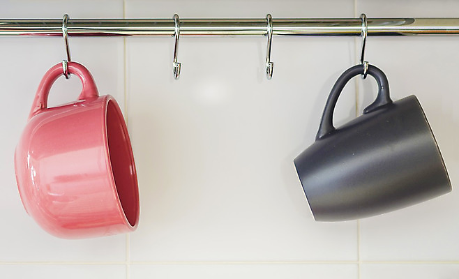 포토 JPG 해외이미지 식기 디자인 커피 음료 벽 분홍색 백그라운드 가정 주방용품 선반 주택 매달리기 사람없음 내부 컵 주방 식당 공백 카페 회색 머그컵 수확 흰색 기구 시골 도자기 고리 차 아침식사 옷걸이 찬장 오브젝트 심플 해외202004 해외포토 컬러 가구 생활용품 농업 모션 건물 상점 식사 파일형식 이미지허브