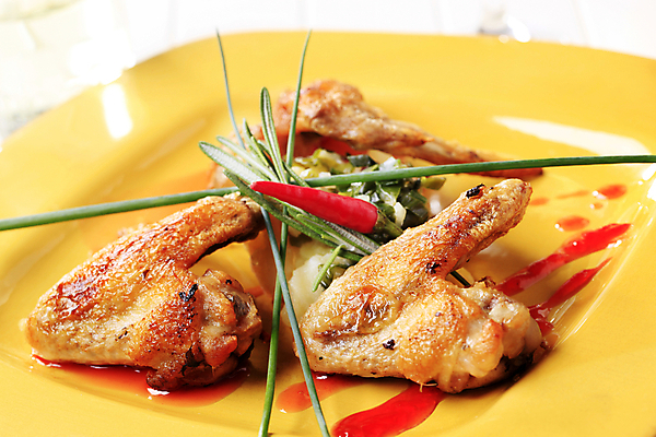 포토 JPG 해외이미지 접시 음식 감자 육류 요리 사람없음 노란색 식사 저녁식사 치킨 굽기 로즈메리 점심식사 쪽파 닭날개 앙트레 해외202004 해외포토 식기 컬러 채소 식재료 닭고기 구이 허브 파 닭고기요리 파일형식 이미지허브