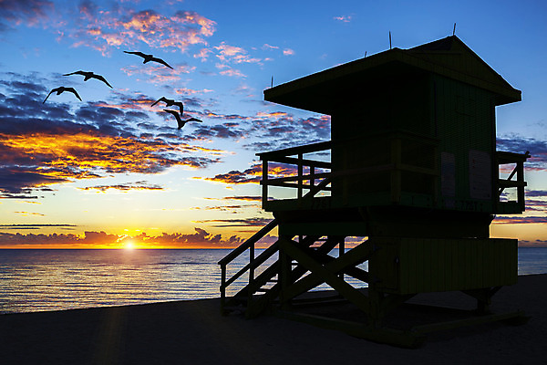 포토 JPG 해외이미지 구름 하늘 해변 사람없음 건물 여름 모래사장 태양 계단 노을 주황색 분위기 구조대 해외202004 해외포토 자연요소 건축물 계절 바다 컬러 컨셉 구출 파일형식 이미지허브