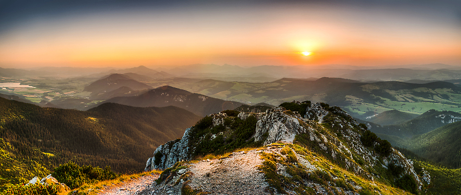 포토 JPG 해외이미지 나무 구름 유럽 여행 자연 하늘 산 그림자 풍경 경사 사람없음 야외 초록색 파란색 햇빛 태양 일출 맑음 일몰 활발 숲 땅 언덕 침엽수 흐림 빛망울 슬로바키아 절정 수평선 해외202004 해외포토 자연요소 식물 나라 컬러 컨셉 날씨 빛 노을 생태계 파일형식 이미지허브