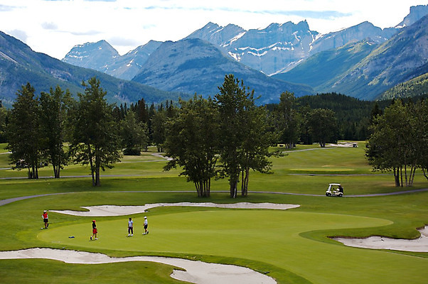 포토 JPG 해외이미지 나무 스포츠 골프 골프장 산 사람없음 여름 강의 넣기 해외202004 해외포토 식물 계절 스포츠시설 모션 구기 파일형식 이미지허브