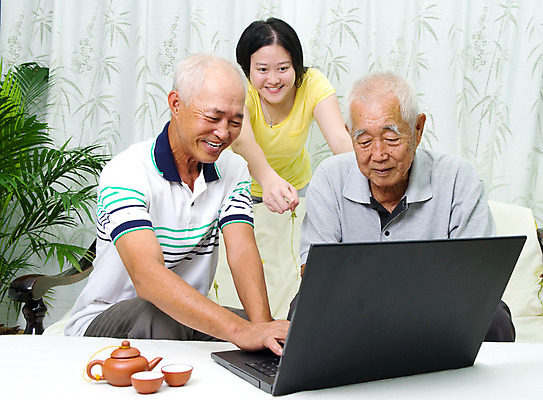 포토 JPG 해외이미지 응시 여자 교육 할아버지 노년 아들 인터넷 가족 휴식 손녀 주택 한국 실내 웃음 동양인 성인 세명 컴퓨터 알약 스크린 일본 회색 터치 정보 가리킴 주름 아빠 찻주전자 은퇴 70대 나눔 세대 패드 옛날 해외202004 해외포토 시선 남자 아시아 컬러 컨셉 관계 주전자 표정 사람 인종 손짓 내부 건물 전자제품 약 손주 파일형식 이미지허브