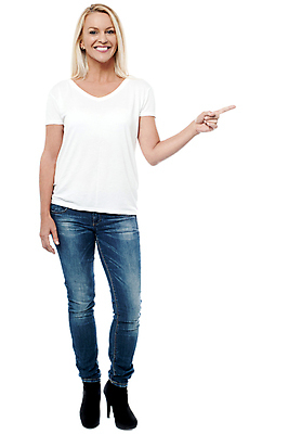 포토 JPG 해외이미지 전신 백인 여자 중년 포즈 표시 한명 서기 미소 유행 전시 흰색 가리킴 우아함 방향 보여주기 고립 카피스페이스 해외202004 해외포토 서양인 1 컬러 컨셉 모션 표정 사람 손짓 성인 공백 파일형식 이미지허브