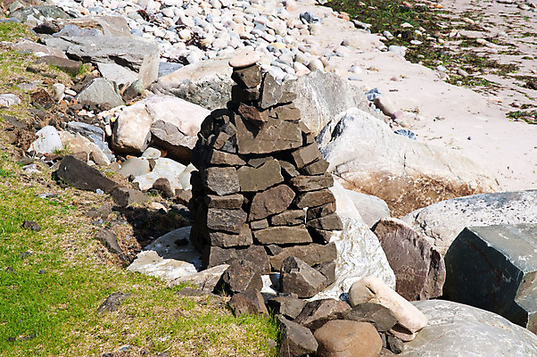 포토 JPG 해외이미지 섬 자연 영국 사람없음 야외 쌓기 조약돌 바위 시골 오브젝트 암초 흙더미 내추럴 돌무덤 절정 스코틀랜드 해외202004 해외포토 유럽 모션 흙 돌_바위 무덤 생태계 파일형식 더미 이미지허브