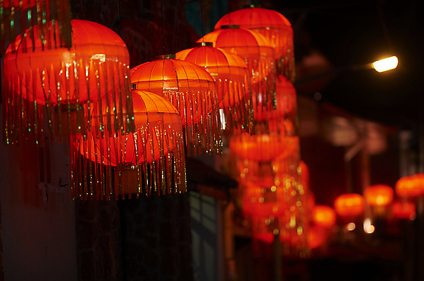 포토 JPG 해외이미지 종이 선 줄 새해 거리 기념 사람없음 장식 빨간색 빛 노란색 중국 등불 축하 말레이시아 해외202004 해외포토 아시아 컬러 컨셉 조명 파일형식 이미지허브