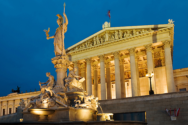 포토 JPG 해외이미지 외관 유럽 문화 창 조각 여행 건축양식 포옹 왕관 사람없음 건물 빛 조각상 황혼 궁전 깃발 기둥 역사 비엔나 오스트리아 야간 심볼 분수 대리석 기념물 빛망울 그리스인 국회 랜드마크 정치 스타일 해외202004 해외포토 자연요소 서양인 건축물 건축 나라 무기 고건축 재료 안기 조형물 일몰 파일형식 이미지허브
