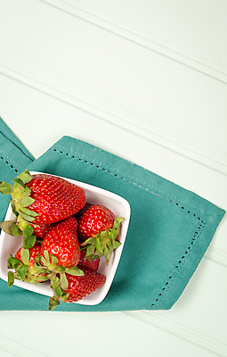 포토 JPG 해외이미지 접시 딸기 실내 사람없음 하이앵글 달콤 흰배경 담기 카피스페이스 해외202004 해외포토 식기 뷰포인트 백그라운드 과일 모션 내부 공백 흰색 맛 파일형식 이미지허브