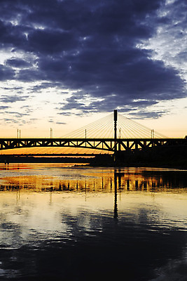 포토 JPG 해외이미지 구름 유럽 여행 오렌지 건축양식 사람없음 물 파란색 빛 강 반사 검은색 황혼 일몰 새벽 거울 야간 스카이라인 폴란드 명승지 철강 바르샤바 해외202004 해외포토 자연요소 건축 나라 컬러 과일 풍경 노을 파일형식 이미지허브