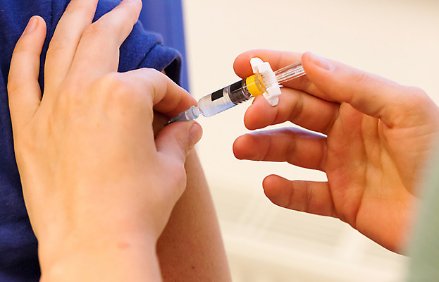 포토 JPG 해외이미지 백인 여자 근육 휴가 건강 병원 성인 사람없음 질병 주사약 팔 예방접종 살균 해외202004 해외포토 서양인 의학 사람 신체부위 약 접종 파일형식 이미지허브