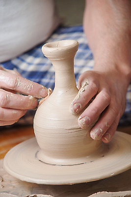 포토 JPG 해외이미지 손 손가락 기술 창조 미술 사람없음 컵 꽃병 젖음 터치 엄지손가락 조끼 업무 바퀴 항아리 도자기 원형 작업실 사발 던지기 성형수술 제조 냄비 집중 서식 함선 만들기 점토 진흙 장인 조형 주인 수공예 곰팡이 도예가 두더지 압력 핸드메이드 해외202004 해외포토 도형 직업 식기 꽃 컨셉 배_교통 모션 문화예술 신체부위 외투 작업 사기그릇 수술 솥 공예 파일형식 이미지허브