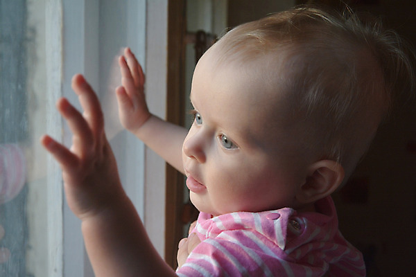 포토 JPG 해외이미지 백인 응시 행복 어린이 창문 가족 놀이 휴식 주택 실내 건강 한명 서기 안전 빛 침묵 꿈 방 흰색 아기 신생아 달콤 보호 위험 작음 호기심 부드러움 기어가기 월 개발 걸음마 천진난만 안락 해외202004 해외포토 서양인 1 시선 감정 컬러 컨셉 관계 모션 사람 내부 건물 소리 감각 날짜 맛 크기 파일형식 이미지허브