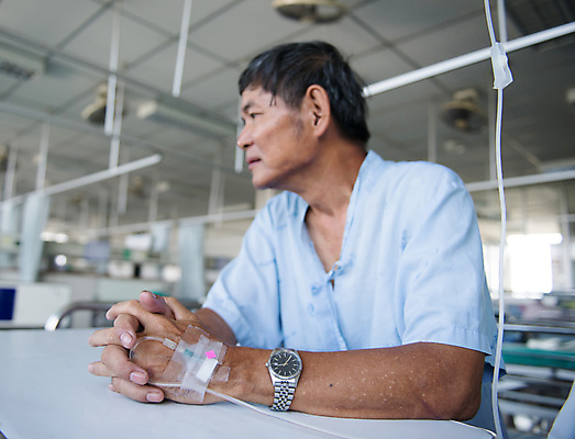 포토 JPG 해외이미지 손 남자 휴식 실내 건강 병원 한명 사람 앉기 성인 약 방 고통 장비 흐름 환자 침대 질병 돌봄 옛날 해외202004 해외포토 1 감정 가구 컨셉 의학 모션 내부 신체부위 파일형식 이미지허브