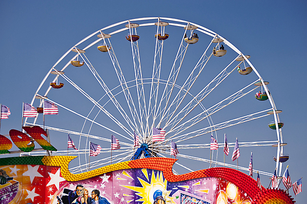 포토 JPG 해외이미지 주간 행복 휴식 사람없음 야외 파란색 맑음 놀이공원 주말 대관람차 해외202004 해외포토 자연요소 감정 컬러 컨셉 날씨 테마파크 놀이기구 파일형식 이미지허브