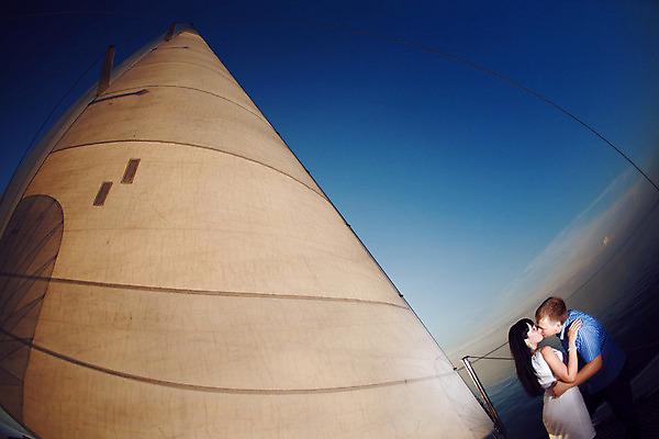 포토 JPG 해외이미지 라이프스타일 여자 행복 바다 분홍색 여행 2 요트 자연 하늘 휴가 휴식 키스 항해 사랑 사람 앉기 성인 야외 두명 물 여름 파란색 햇빛 태양 일몰 흰색 보트 저녁 캔버스 시트 수평선 해외202004 해외포토 자연요소 계절 감정 컬러 컨셉 배_교통 모션 생활 노을 야간 애정표현 생태계 파일형식 이미지허브