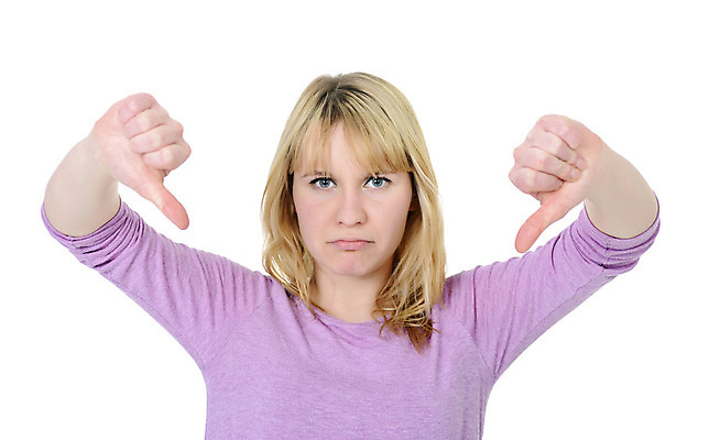 포토 JPG 해외이미지 스튜디오촬영 여자 한명 금발 엄지손가락 금지 결심 싱글 흰배경 패배 고립 부정적 해외202004 해외포토 1 헤어스타일 감정 백그라운드 컨셉 손가락 실내 사람 흰색 파일형식 이미지허브