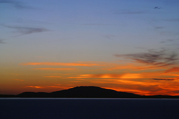 포토 JPG 해외이미지 바다 섬 백그라운드 오렌지 하늘 날씨 산 사람없음 물 태양 노란색 일몰 새벽 저녁 해외202004 해외포토 자연요소 컬러 과일 노을 야간 파일형식 이미지허브