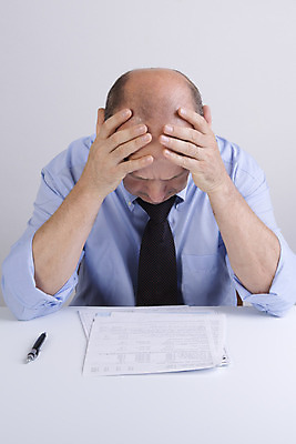 포토 JPG 해외이미지 백인 직업 라이프스타일 응시 남자 종이 돈 비즈니스 노동자 스트레스 주택 실내 한명 사람 앉기 성인 금융 컴퓨터 사무실 독서 잡기 업무 비즈니스맨 뉴스 편지 책상 고민 문서 문제 계산서 파산 나쁜 빚 세금 심각 해외202004 해외포토 서양인 1 시선 감정 가구 컨셉 모션 내부 건물 생활 경제 전자제품 작업 직장인 재산 파일형식 이미지허브