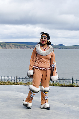 포토 JPG 해외이미지 구름 전통 드레스 옷 문화 얼굴 목걸이 하늘 바람 털 미술 한명 미소 풍경 여러명 장식 가죽 북극 테두리 태평양 구슬장식 전국 목차 수평선 해외202004 해외포토 자연요소 1 바다 다수 장신구 날씨 문화예술 표정 사람 신체부위 극지방 구슬 파일형식 이미지허브