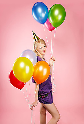 포토 JPG 해외이미지 백인 모델 라이프스타일 드레스 여자 기념일 행복 유럽 얼굴 분홍색 휴가 선물 한명 미소 사람 이벤트 빨간색 금발 파티 유행 기쁨 흰색 축하 표현 잡기 생일 화려 우아함 제비꽃 풍선 캡모자 헬륨 스타일 해외202004 해외포토 서양인 모자_잡화 1 헤어스타일 옷 꽃 감정 나라 컬러 컨셉 모션 표정 생활 신체부위 원소 파일형식 이미지허브