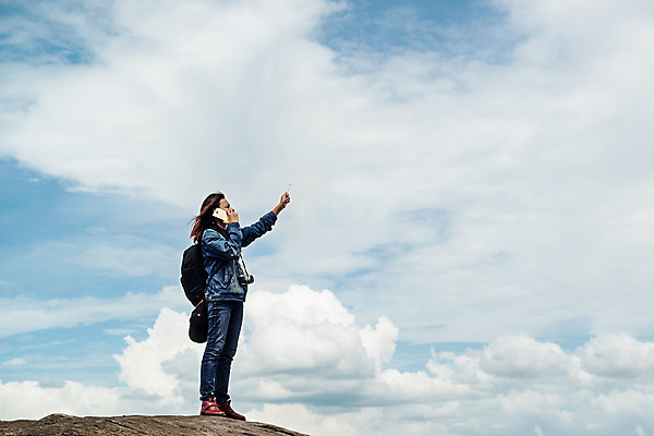 포토 JPG 해외이미지 직업 학생 라이프스타일 손 응시 여자 비즈니스 통신 자연 성공 세포 대화 한명 서기 풍경 야외 스마트폰 핸드폰 힘 하이킹 자유 탐험 바위 청바지 잡기 업무 비즈니스맨 대표 전화기 리더 힙스터 셀룰러 해외202004 해외포토 1 시선 패션 남자 컨셉 바지 모션 레저 말하기 사람 생활 신체부위 전자제품 스마트기기 돌_바위 작업 직장인 생태계 파일형식 이미지허브