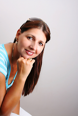 포토 JPG 해외이미지 백인 모델 긴머리 여자 행복 여유 분홍색 포즈 갈색머리 종류 한명 성인 줄무늬 흰색 보석 스타일 해외202004 해외포토 서양인 1 헤어스타일 감정 컬러 무늬 사람 광석 파일형식 이미지허브