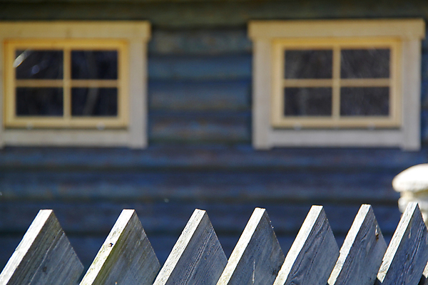 포토 JPG 해외이미지 외관 백그라운드 건축양식 창문 주택 사람없음 야외 건물 목재 울타리 정원 보라색 봄 흰색 시골 재산 장면 대출 교외 진짜 해외202004 해외포토 나무 건축물 계절 건축 컬러 재료 금융 담장 파일형식 이미지허브