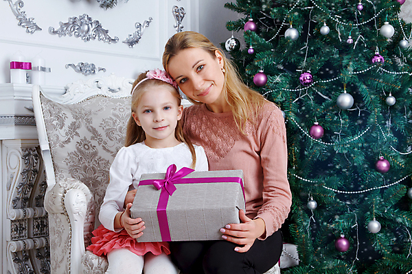 포토 JPG 해외이미지 나무 여자 딸 행복 어린이 컨셉 크리스마스 가족 포옹 놀이 엄마 친절 키스 주택 함께함 선물 사랑 미소 사람 두명 빨간색 부모 만지기 육아 흰색 아기 잡기 자주색 돌봄 해외202004 해외포토 식물 기념일 감정 컬러 관계 안기 모션 표정 건물 애정표현 파일형식 이미지허브