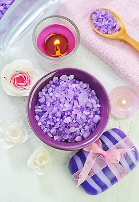 포토 JPG 해외이미지 꽃 리본 사람없음 수건 숟가락 보라색 스파 아로마 스파용품 비누 향초 아로마테라피 바디케어 입욕소금 해외202004 해외포토 식물 컬러 초 수저 위생용품 미용용품 오브젝트 소금 테라피 파일형식 이미지허브