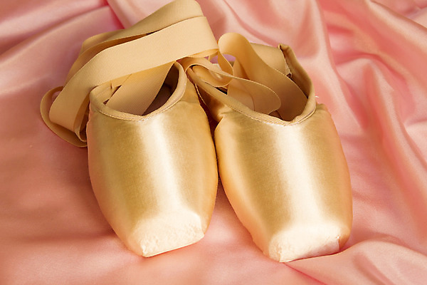 포토 JPG 해외이미지 리본 분홍색 백그라운드 신발 슬리퍼 사람없음 빛 우주 공연 댄서 흰색 춤 직물 주름 고급 우아함 실크 발레 순수 질감 웨이브 발레리나 광택 시트 접기 해외202004 해외포토 직업 컬러 컨셉 모션 문화예술 이벤트 파일형식 이미지허브