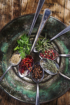 포토 JPG 해외이미지 접시 재료 고추 마늘 요리 사람없음 목재 빨간색 노란색 주방 숟가락 검은색 조미료 맛 가루 허브 향신료 매움 날카로움 카레 생강 로즈메리 해외202004 해외포토 나무 식물 식기 음식 컬러 컨셉 채소 수저 향미료 파일형식 이미지허브