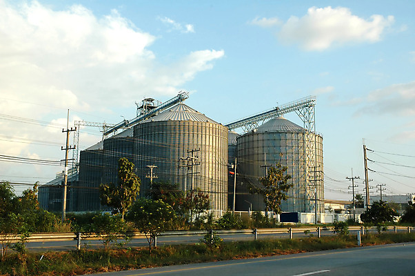 포토 JPG 해외이미지 도로 밭 농업 하늘 거리 옥수수 풍경 사람없음 야외 건물 파란색 장비 성장 낟알 수납 외양간 사일로 철강 해외202004 해외포토 건축물 산업 길 컬러 교통시설 곡류 파일형식 이미지허브