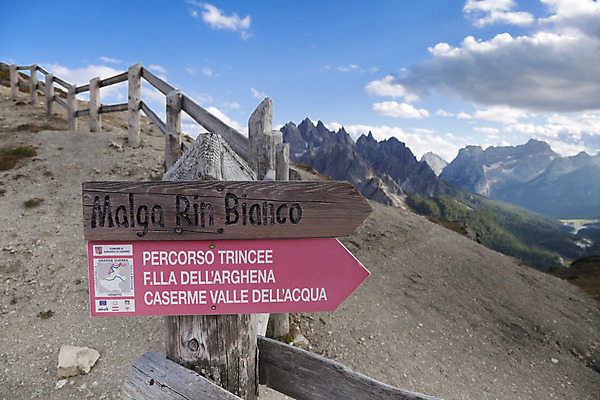포토 JPG 해외이미지 유럽 길 여행 자연 화살 산 거리 사람없음 야외 여름 파란색 이탈리아 산책 트래킹 하이킹 정보 표지판 지시 방향 교차로 사인 알프스 남쪽 루트 방법 충고 해외202004 해외포토 계절 나라 컬러 모션 레저 휴식 알림판 생태계 파일형식 이미지허브