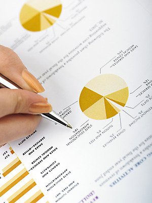 포토 JPG 해외이미지 손 교육 종이 컨셉 비즈니스 손가락 통계 아이디어 사람없음 금융 펜 자료 계산기 정보 업무 분석 가정경제 해외202004 해외포토 가정 문구용품 신체부위 경제 필기구 장비 작업 파일형식 이미지허브