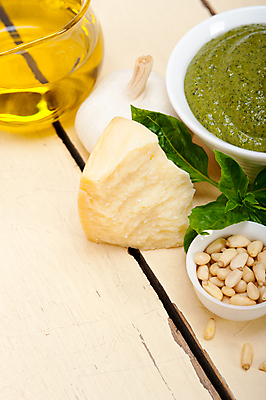 포토 JPG 해외이미지 그릇 유리병 치즈 파스타 실내 사람없음 올리브오일 종지 잣 바질 페스토 나무배경 해외202004 해외포토 식기 백그라운드 병_용기 유제품 서양음식 내부 견과류 소스_음식 기름_음식 파일형식 이미지허브