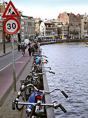포토 JPG 해외이미지 유럽 여행 백그라운드 난간 거리 사람없음 강 여행객 자전거 도시 보호 휘발유 주차 순수 사인 네덜란드 연료 인덱스 암스테르담 생태학 채널 해외202004 해외포토 교육 나라 컨셉 사람 바이크 석유 파일형식 이미지허브
