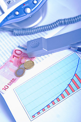 포토 JPG 해외이미지 종이 컨셉 돈 비즈니스 통신 성공 그래프 세포 사람없음 그래픽 세로 금융 경제 파란색 스마트폰 펜 자료 성장 발표 시장 재산 계획 주식 책상 속도 무역 보고서 문서 투자 이익 회계 소통 경영 수입 해외202004 해외포토 산업 컬러 가구 핸드폰 스마트기기 필기구 파일형식 이미지허브