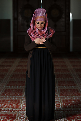 포토 JPG 해외이미지 전통 옷 여자 종교 흑백 관리 한명 내부 믿음 흰색 기도 의식 중앙 이슬람교 심볼 명상 모스크 신성 동쪽 묵주 라마단 숭배 신앙심 아랍어 해외202004 해외포토 1 감정 컬러 종교용품 촬영기법 사람 방향 파일형식 이미지허브