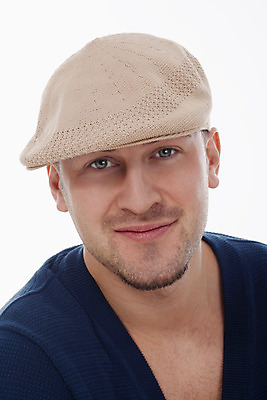 포토 JPG 해외이미지 백인 1 응시 남자 감정 얼굴 한명 미소 사람 성인 머리 표현 피부 캡모자 해외202004 해외포토 서양인 모자_잡화 시선 표정 신체부위 파일형식 이미지허브