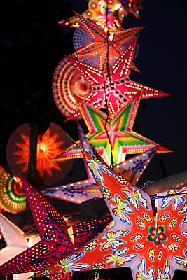 포토 JPG 해외이미지 모양 전통 별 문화 크리스마스 전등 조명 사람없음 장식 컬러풀 축제 등불 램프 문학 해외202004 해외포토 자연요소 기념일 컬러 파일형식 이미지허브