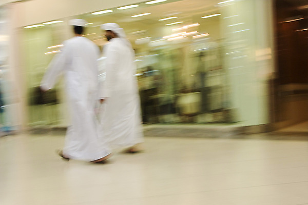 포토 JPG 해외이미지 전신 실내 사람없음 내부 두명 쇼핑 걷기 흰색 가운 전통의상 쇼핑몰 머리장식 두바이 해외202004 해외포토 전통 옷 컬러 모션 사람 장식 아랍에미리트 파일형식 이미지허브