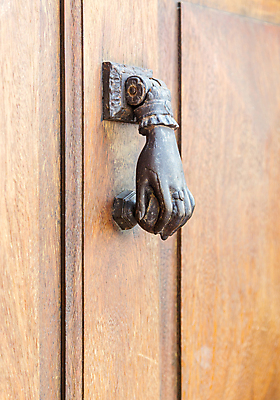 포토 JPG 해외이미지 전통 손 디자인 백그라운드 장신구 건축양식 주택 손잡이 선물 미술 사람없음 목재 장식 문 금속 프랑스 수확 골동품 반지 발표 신비 보석 철 묘사 대문 문고리 방문 청동 놋쇠 옛날 스타일 해외202004 해외포토 나무 건축 유럽 컨셉 농업 재료 재질 문화예술 건물 신체부위 광석 파일형식 이미지허브