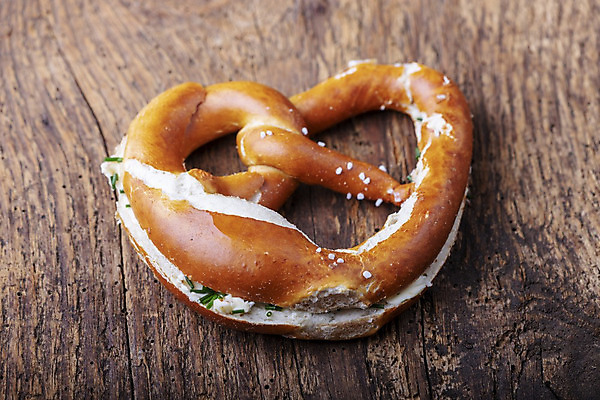 포토 JPG 해외이미지 실내 사람없음 한개 크림치즈 브레첼 나무배경 해외202004 해외포토 1 백그라운드 디저트 치즈 내부 파일형식 이미지허브