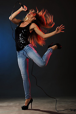 포토 JPG 해외이미지 여자 행복 별 음악 노래 갈색머리 실내 한명 서기 사람 세로 유행 소리 콘서트 연주자 음악가 가수 마이크 열정 목소리 비명 팝 해외202004 해외포토 자연요소 직업 1 헤어스타일 감정 음향기기 모션 문화예술 내부 공연 파일형식 이미지허브