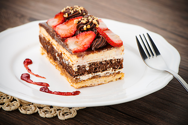 포토 JPG 해외이미지 접시 포크 딸기 실내 사람없음 케이크 초콜릿 달콤 나무배경 해외202004 해외포토 식기 백그라운드 과일 디저트 내부 맛 파일형식 이미지허브