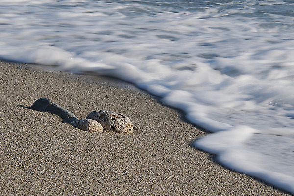 포토 JPG 해외이미지 모래 파도 바다 자연 날씨 휴식 사람없음 물 여름 빛 모래사장 맑음 거품 바위 질감 장면 해외202004 해외포토 자연요소 계절 컨셉 돌_바위 생태계 파일형식 이미지허브