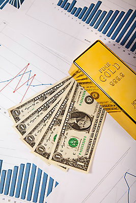 포토 JPG 해외이미지 지폐 그래프 실내 사람없음 금융 달러 황금 보고서 외화 금괴 1달러 해외202004 해외포토 돈 내부 경제 파일형식 이미지허브